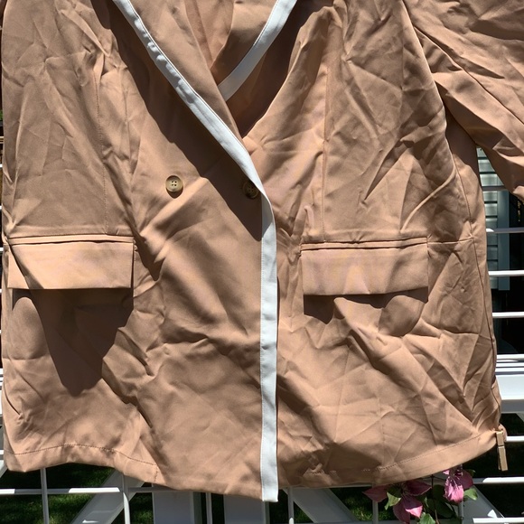 Cream/tan blazer with white trim - Picture 3 of 7